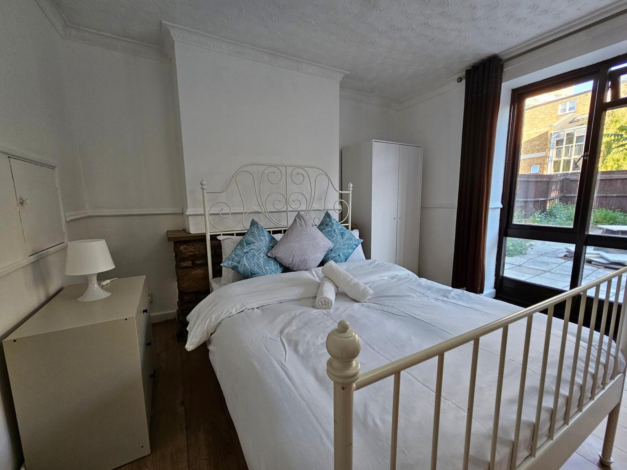 Towerhill Rooms Лондон Екстериор снимка